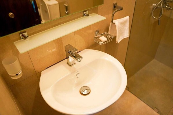 Standard Double Room | Bathroom | Shower, free toiletries, hair dryer, towels - Green Eye Apartment & Hotel (Boralesgamuwa)