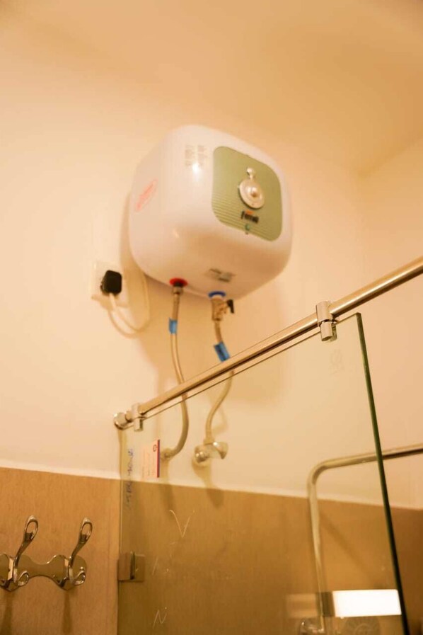 Standard Double Room | Bathroom | Shower, free toiletries, hair dryer, towels - Green Eye Apartment & Hotel (Boralesgamuwa)