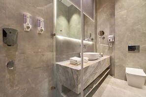Standaard kamer | Badkamer | Gratis toiletartikelen, een haardroger, pantoffels, handdoeken