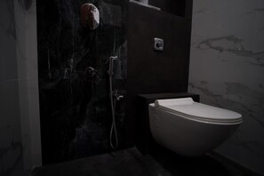Standaard kamer, 1 queensize bed, niet-roken, uitzicht op stad | Badkamer | Een douche, gratis toiletartikelen, handdoeken, zeep