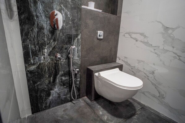 Superior kamer | Badkamer | Een douche, gratis toiletartikelen, handdoeken, zeep