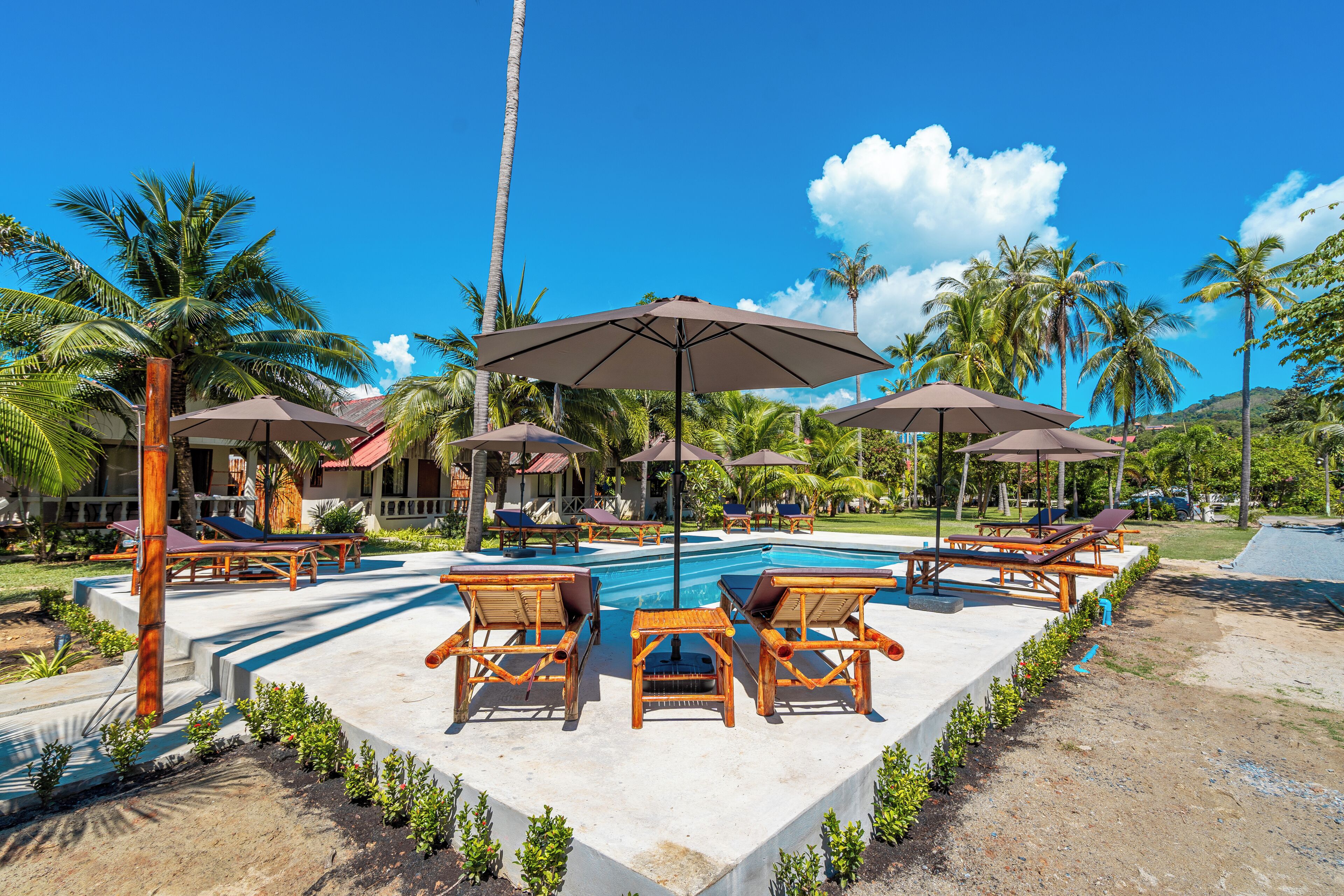 Escritorio y espacio para trabajar con laptop 