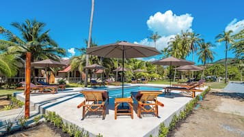 Escritorio y espacio para trabajar con laptop