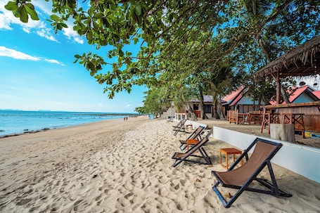 Fachada del alojamiento. Lanta Beachfront Resort