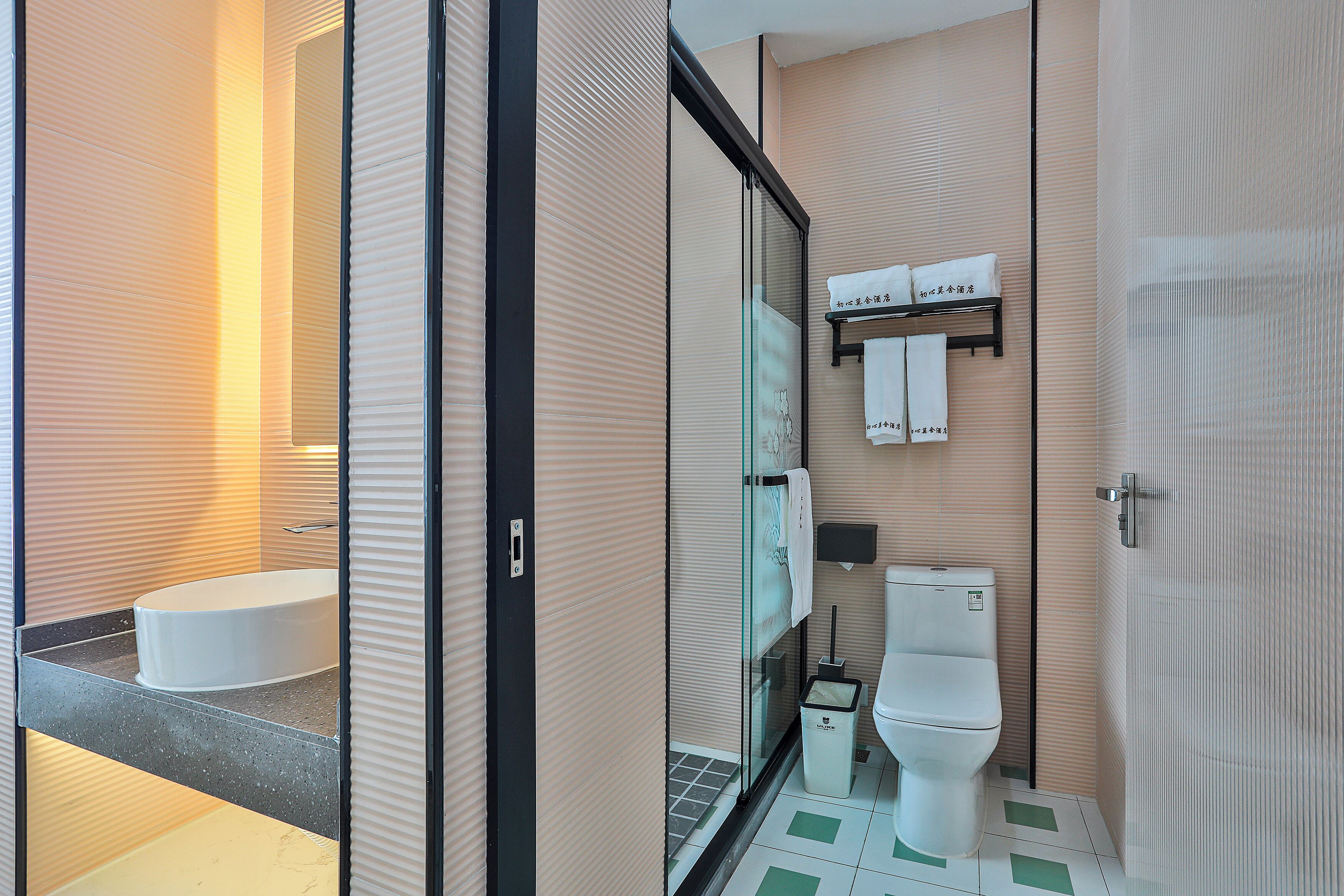 Ein modernes Badezimmer mit Badewanne, Toilette und einer Duschkabine aus Glas.