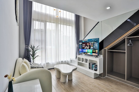 Design Double Room | Living area | Toys, books, stereo
