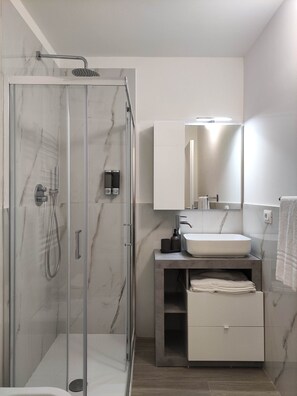 Een haardroger, een bidet, handdoeken, zeep