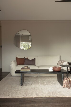 Smart TV - The Cabbage Palm Kiama. 5 min walk to everwhere. Location Location Location! (Kiama)