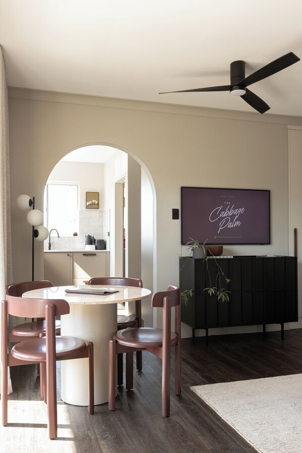 Dining - The Cabbage Palm Kiama. 5 min walk to everwhere. Location Location Location! (Kiama)