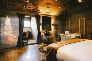 A bedroom with a bed, a desk, a mirror, and a bathroom. - Baloci (Birmingham)