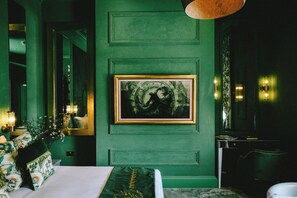 Rumi | Egyptian cotton sheets, premium bedding, memory-foam beds, minibar - Baloci (Birmingham)