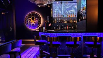 3 bars/lounges