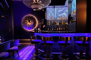 3 bars/lounges