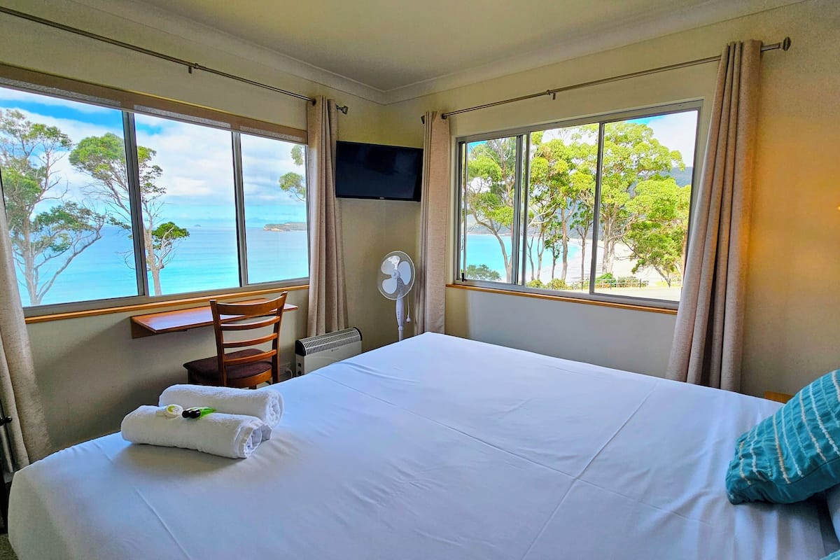Superior Queen Room with Ocean View | Free WiFi, bed sheets