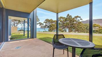 Studio King Apartment with Ocean View | Terrace/patio