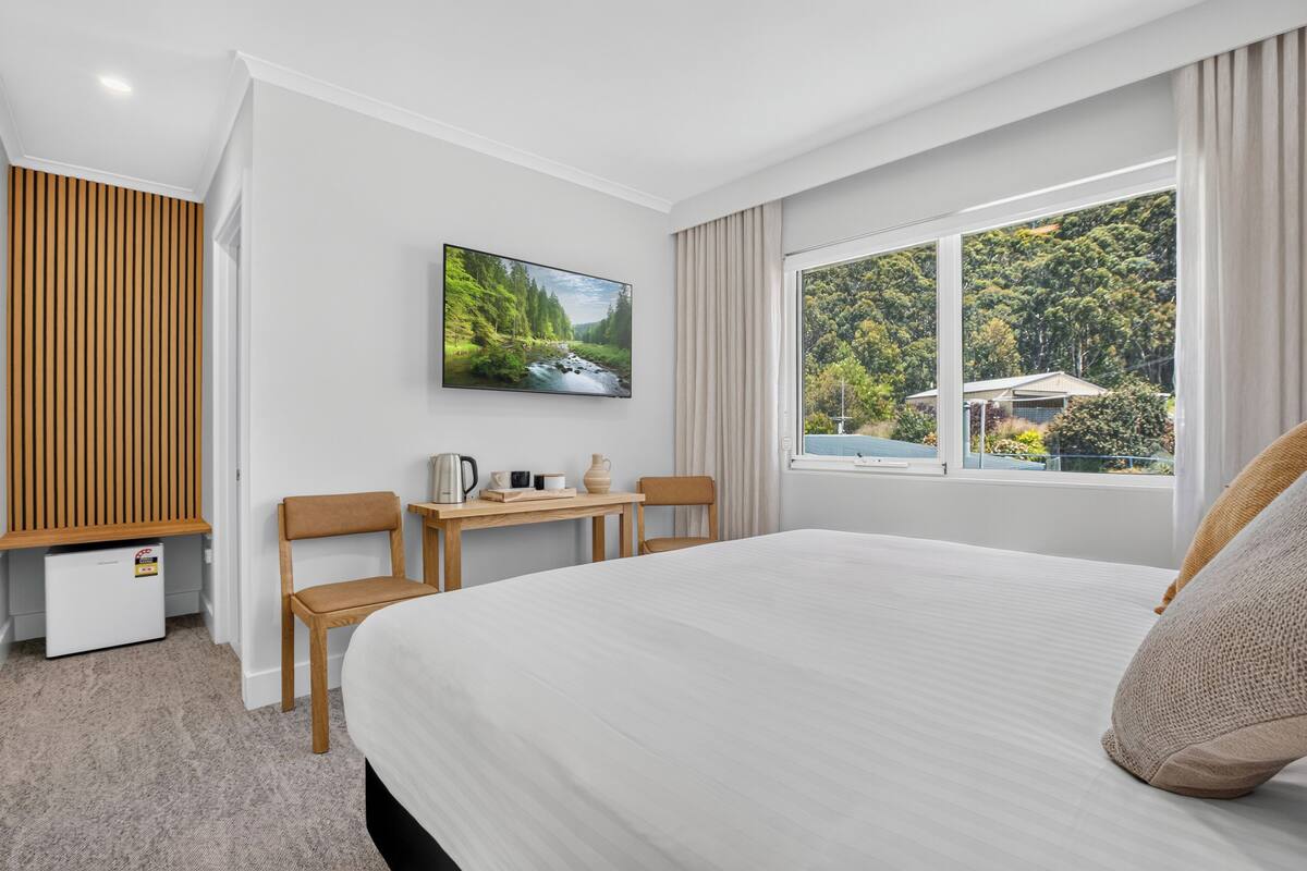 Mountain View Superior King Room | WiFi (free), bed sheets