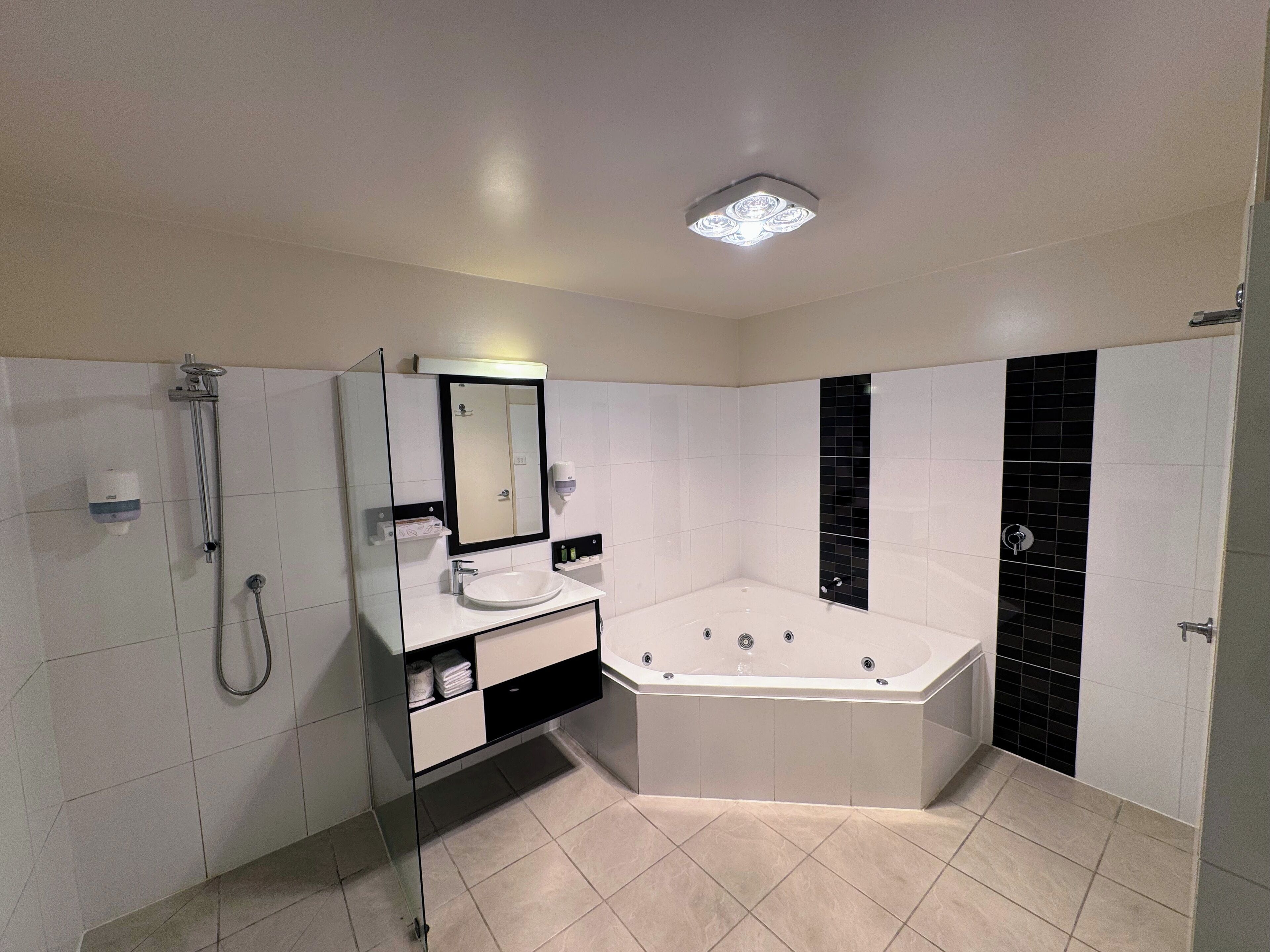 Studio | Badrum | Handdukar, tvål, schampo och toalettpapper