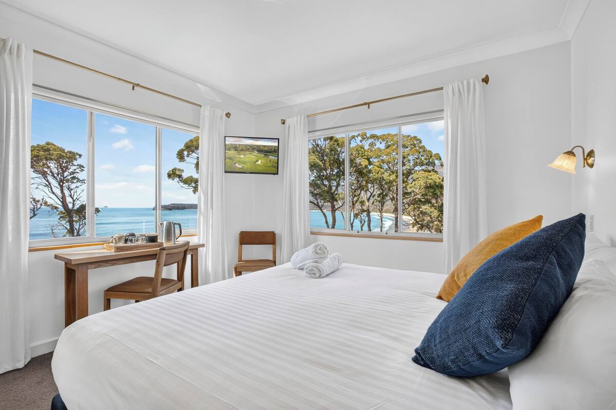 Ocean View Deluxe King Room | WiFi (free), bed sheets