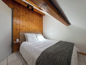 3 makuuhuonetta, silitysrauta/-lauta