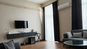 Standard Quadruple Room | Living area