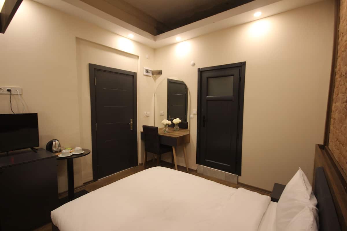 Premium bedding, minibar, in-room safe, soundproofing