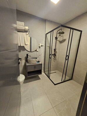 Shower, free toiletries, hair dryer, slippers - Linada Hotel Taksim (Istanbul)