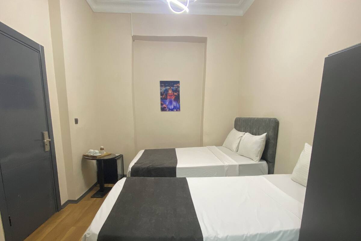Økonomi-tremannshytte | Sengetøy av topp kvalitet, minibar, safe på rommet og lydisolert
