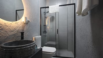 Dusche, kostenlose Toilettenartikel, Haartrockner, Hausschuhe