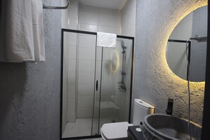 Shower, free toiletries, hair dryer, slippers - Linada Hotel Taksim (Istanbul)