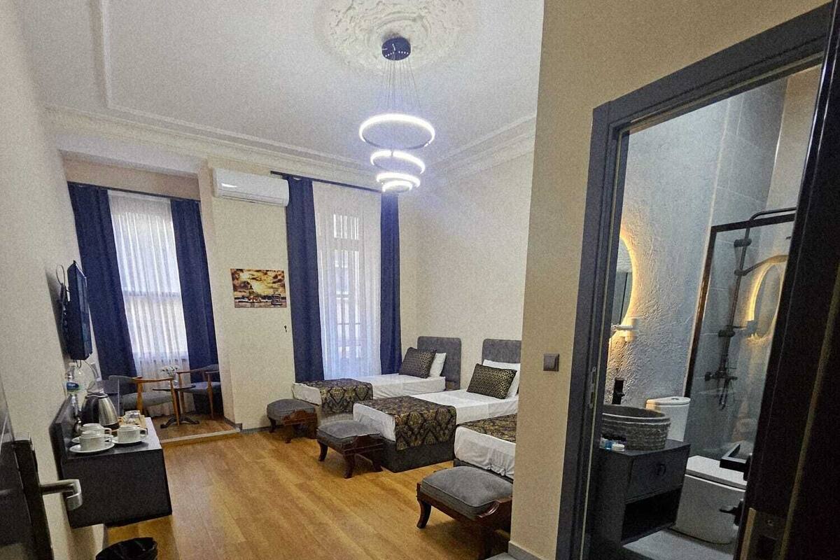 Tremannsrom – deluxe, byutsikt | Sengetøy av topp kvalitet, minibar, safe på rommet og lydisolert