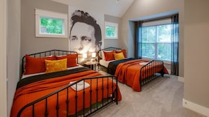 A bedroom with two beds, a ceiling fan, and a large window. - Booking Fast 12 Beds-large Yard (Nashville)
