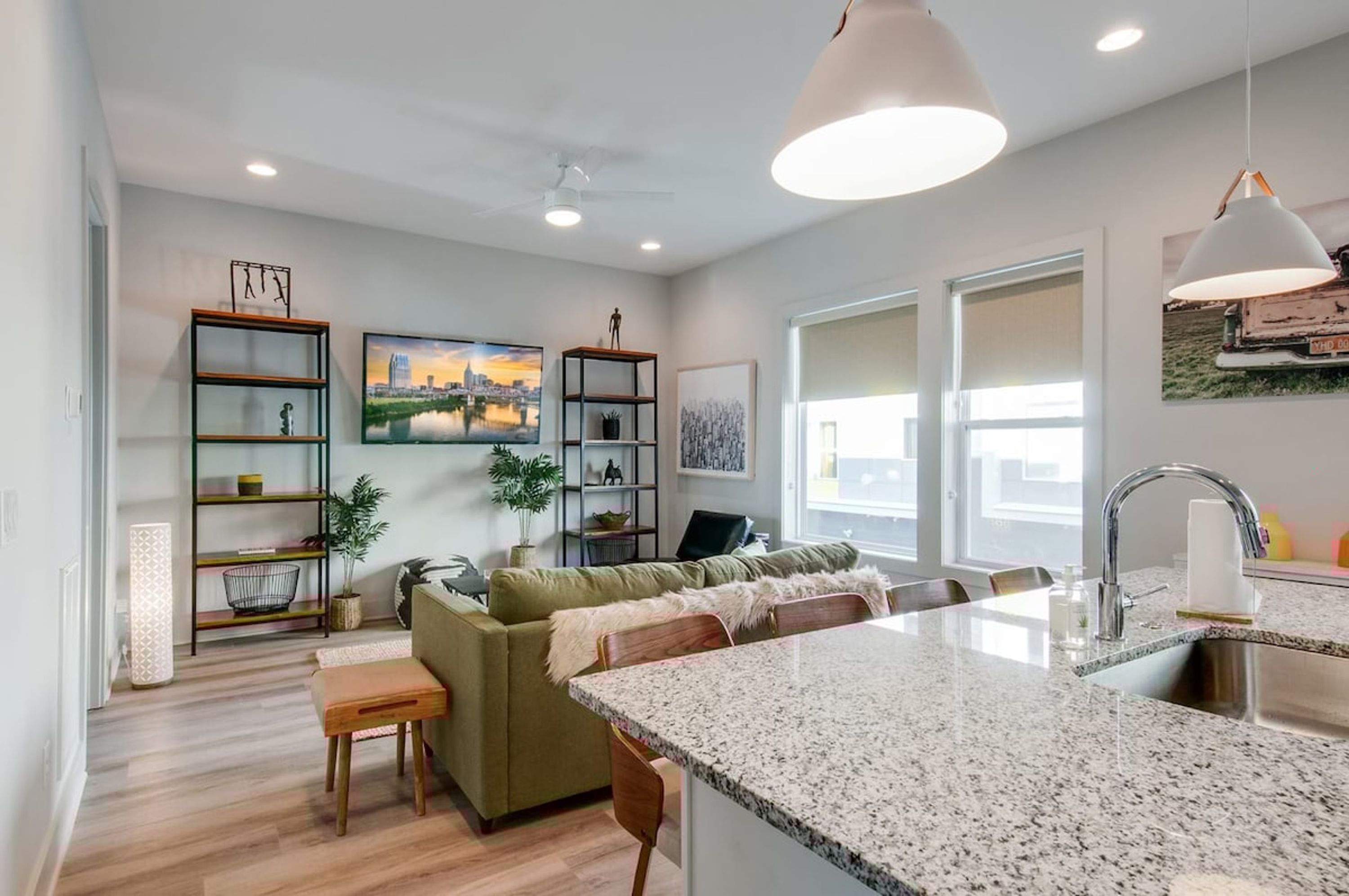 8 habitaciones, escritorio y acceso a internet 