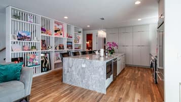 House | 4 bedrooms, desk, Internet