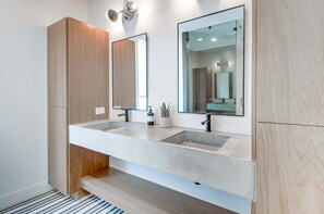 House | 3 bedrooms, desk, Internet - Close to the Gulch - Book Today (Nashville)