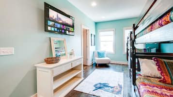 House | 3 bedrooms, desk, Internet