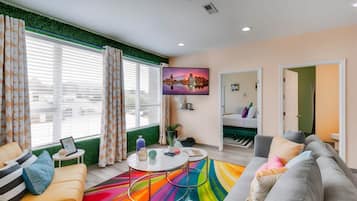 Apartment | 4 bedrooms, desk, Internet