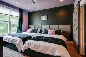 House | 4 bedrooms, desk, Internet - Close to the Gulch - Book Today (Nashville)