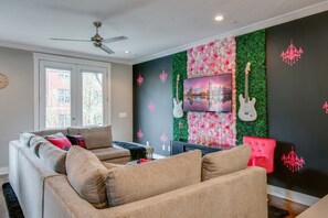 House | 4 bedrooms, desk, Internet - Close to the Gulch - Book Today (Nashville)
