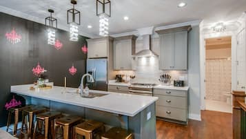 House | 4 bedrooms, desk, Internet