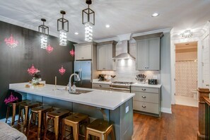 House | 4 bedrooms, desk, Internet - Close to the Gulch - Book Today (Nashville)