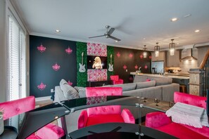 House | 4 bedrooms, desk, Internet - Close to the Gulch - Book Today (Nashville)