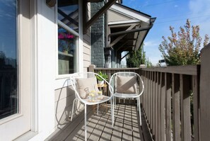 A wooden deck with two white chairs and a small table with a plant. - Near Gulch 12 South Book Luxury Now (Nashville)