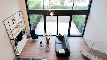 2 Bedroom Suite | リビング エリア | 40 インチの薄型テレビ (衛星放送視聴可)