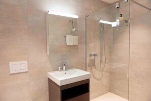 Cosy Plus | Bathroom | Hair dryer, bathrobes, slippers, towels