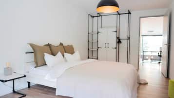 2 Bedroom Suite | 1 間臥室、客房內保險箱、書桌、筆電工作空間