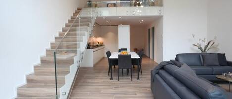 2 Bedroom Suite | Vardagsrum | 40-tums platt-tv med satellitkanaler