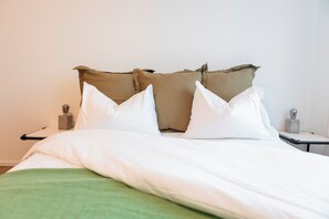 3 Bedroom Suite | خزنة داخل الغرفة ومكتب ومساحة عمل للكمبيوتر المحمول وستائر تعتيم