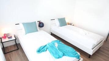 2 Bedroom Suite | 1 camera, una cassaforte in camera, una scrivania, postazione laptop