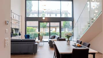 2 Bedroom Suite | 1 slaapkamer, een kluis op de kamer, een bureau, een laptopwerkplek