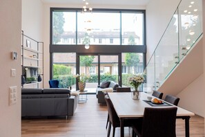 2 Bedroom Suite | Caja de seguridad en la habitación y escritorio 